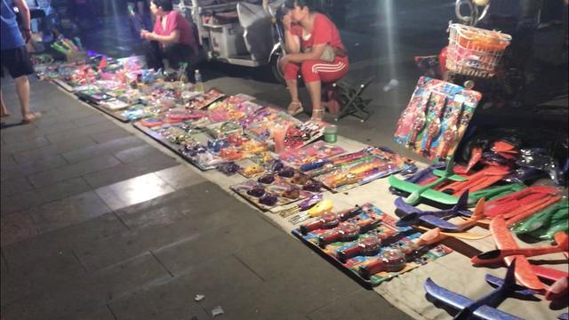 夜市小掌柜 11歲孩童暑期擺攤賣玩具的成長(zhǎng)啟示